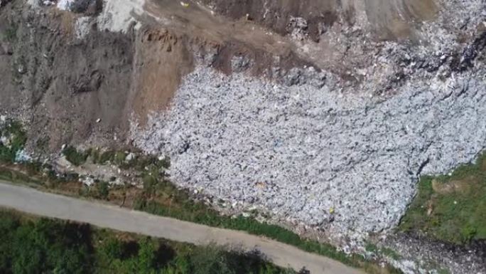 巨大垃圾场的鸟瞰图。垃圾和垃圾填埋场。生态问题，自然污染。消费主义经济弊端。
