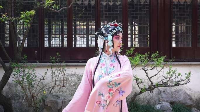 苏州园林内传统戏曲昆曲牡丹亭杜丽娘表演