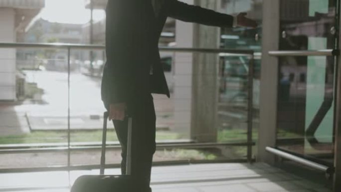 泰国活跃的男性乘务员通过让女人进入电梯第一库存视频来代表良好的态度