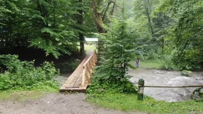 山区河流上的木桥