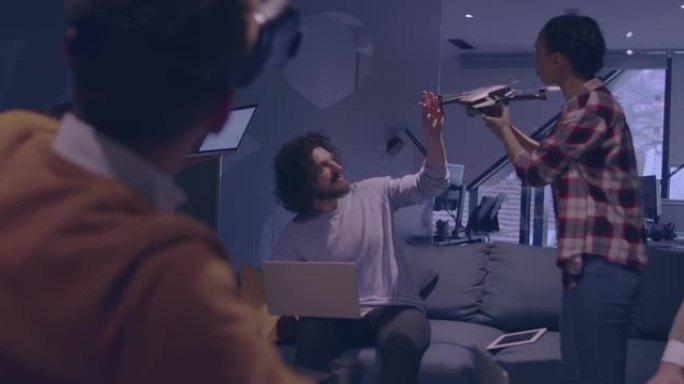 残疾人商人在现代开放空间中使用虚拟现实眼镜和无人机模拟在团队会议上共同工作