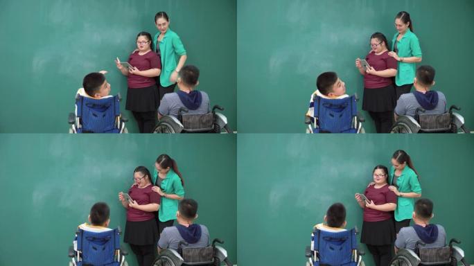 十几岁的唐氏综合症女孩练习演讲，在数字平板电脑上阅读演讲，残疾的小学生小组坐在轮椅上，亚洲美女老师站
