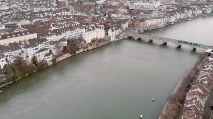 飞越横跨莱茵河的历史悠久的中桥，瑞士巴塞尔