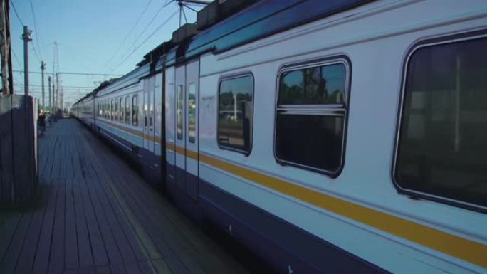 电动客运列车到达站台。莫斯科中央直径