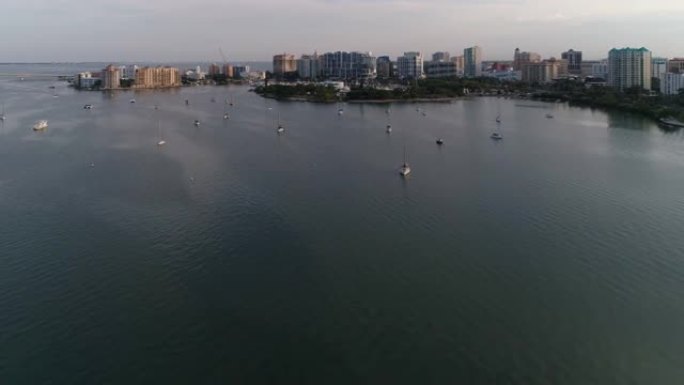 萨拉索塔市中心和Golden Gare Point的远景鸟瞰图。清晨，多艘游艇停泊在萨拉索塔湾。