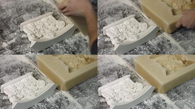 工人从石膏件上取下硅胶模具。