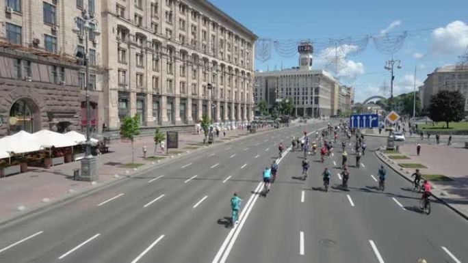 乌克兰基辅- 2021年6月5日。全乌克兰自行车手日。骑自行车的人排成纵队穿过基辅市。鸟瞰图。