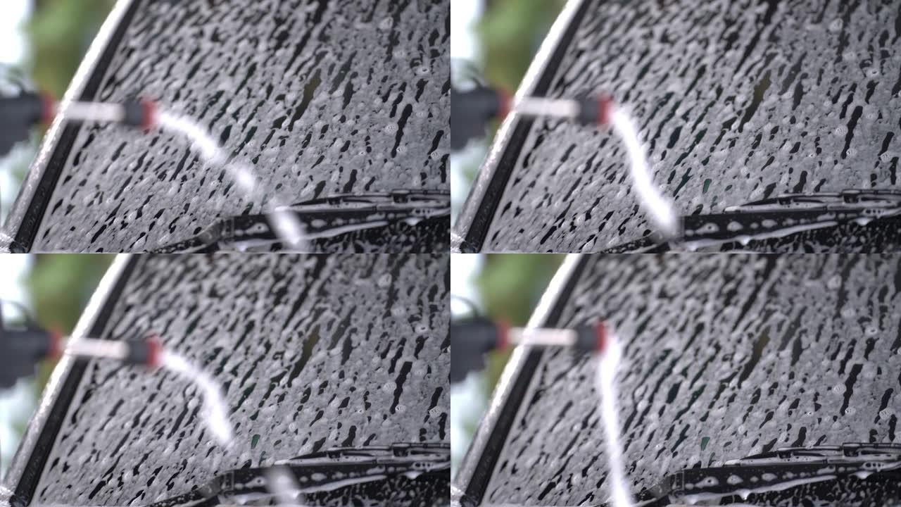 用于消失和清洁的白色泡沫在车身周围流动。概念喷射喷涂机流动清洁产品的化学雪泡沫洗车。