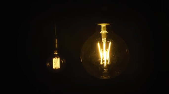 爱迪生灯，老式灯泡在黑暗中发出脉冲光。