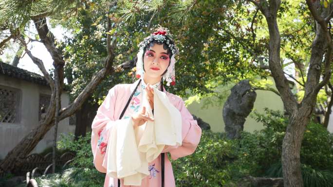 苏州园林内传统戏曲昆曲牡丹亭杜丽娘表演