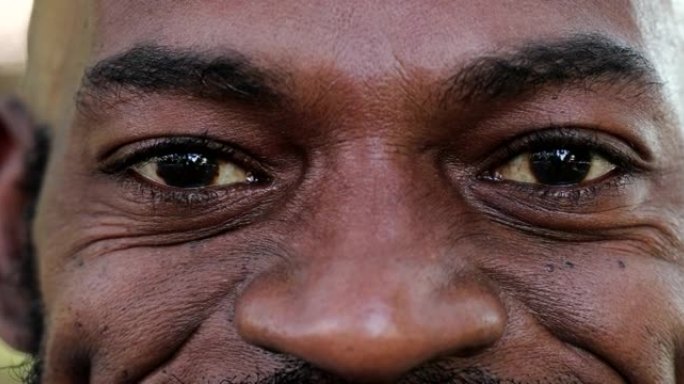 非洲男子特写眼睛看着相机，微距特写黑人