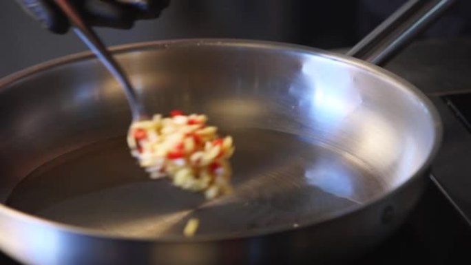 在热锅中加入油炸食品，将大蒜压碎，与百里香小树枝，菠菜和胡椒粉一起慢动作搅拌