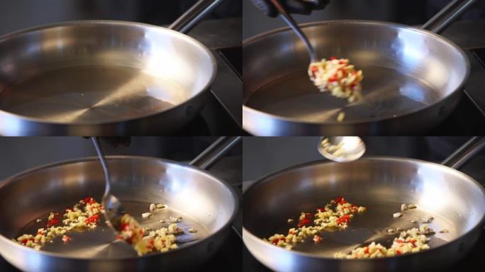 在热锅中加入油炸食品，将大蒜压碎，与百里香小树枝，菠菜和胡椒粉一起慢动作搅拌