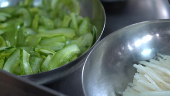 韩国冷面; naengmyeon。黄瓜切片，腌萝卜。美味的食物