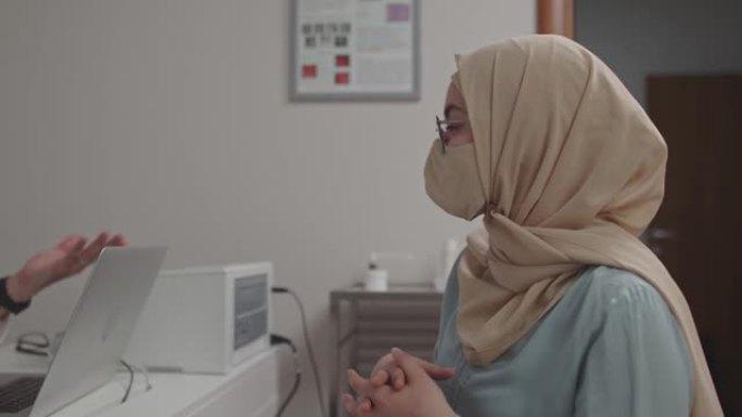年轻的中东妇女向医生传达了她的健康问题