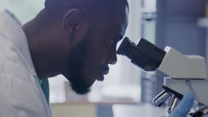 使用显微镜进行培养肉检查的男性科学家