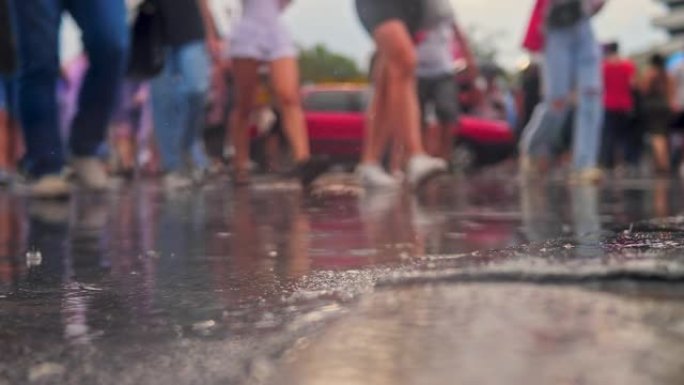 雨街人潮交通道路城市沥青掉落