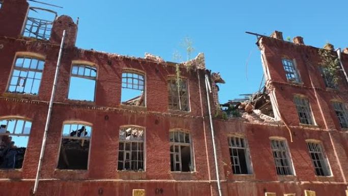 被毁的工厂。建筑物的废墟。