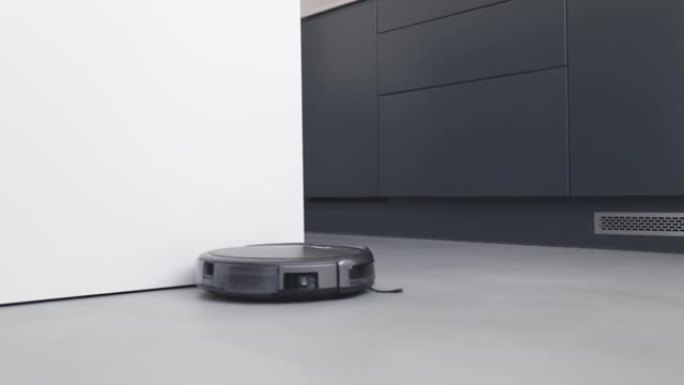 机器人吸尘器在地板上行驶的特写镜头。