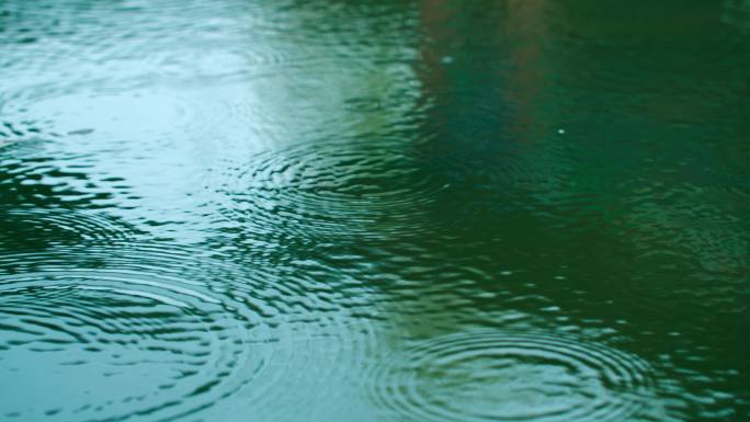 初春的小雨-唯美雨滴水面下雨湖面