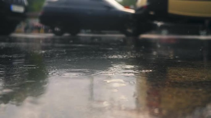 雨街人潮交通道路城市沥青掉落