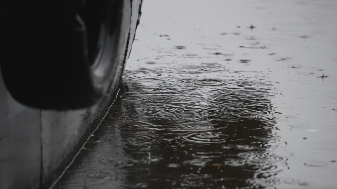 4K雨中停靠的船舶升格写意空镜