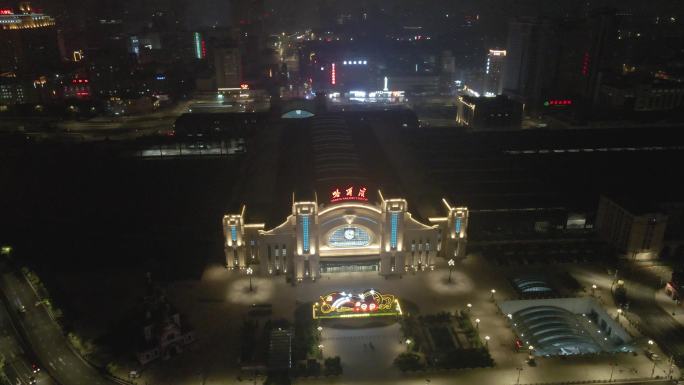 4K航拍哈尔滨火车站夜景近景
