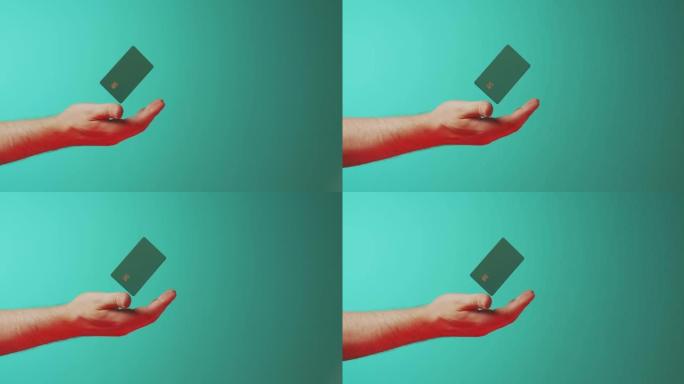 特写男性手拿着悬浮模板模拟银行信用卡在线服务隔离在绿色背景