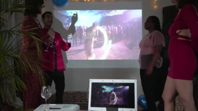 四个人在音乐节投影仪部分虚拟活动中一起跳舞