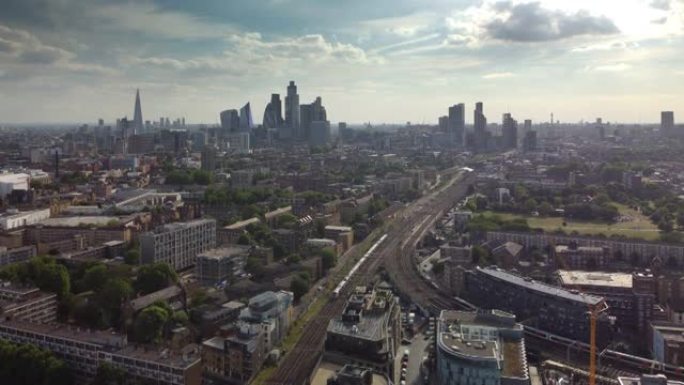 从贝斯纳尔绿色公园 (Bethnal Green Park) 俯瞰伦敦的高角度镜头，向西望向城市
