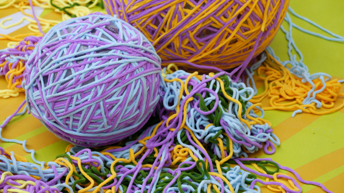 五颜六色的彩色毛线细节特写手工编织