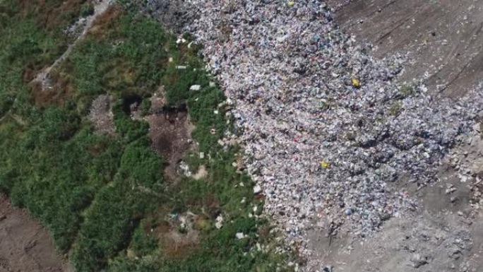 巨大垃圾场的鸟瞰图。垃圾和垃圾填埋场。生态问题，自然污染。消费主义经济弊端。