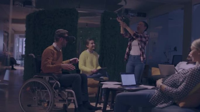 残疾人商人在现代开放空间中使用虚拟现实眼镜和无人机模拟在团队会议上共同工作