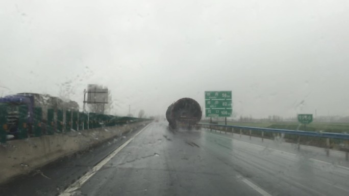 汽车在雨中行驶