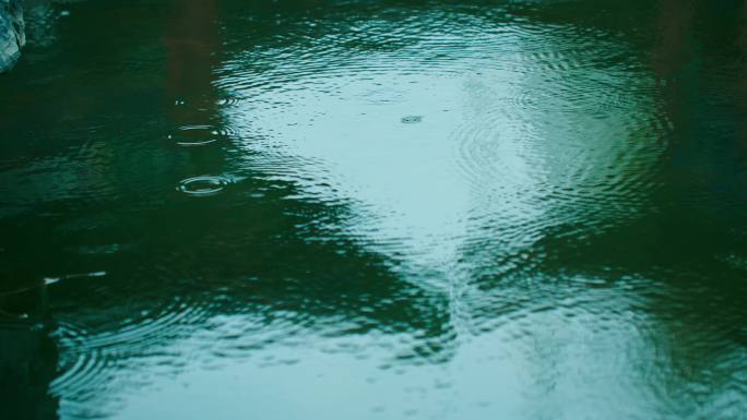三月的小雨-雨滴古建水影下雨湖面
