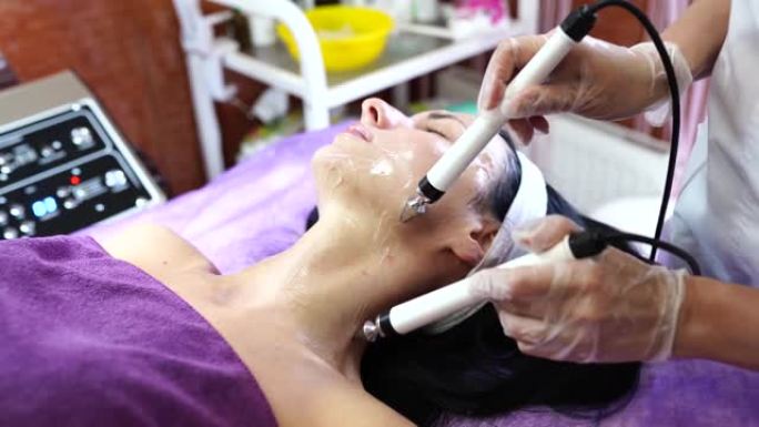 美容师董微电流疗法的程序。面部美容师程序。