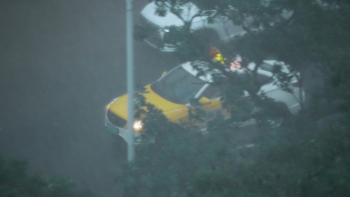 黄色出租车雨中行驶