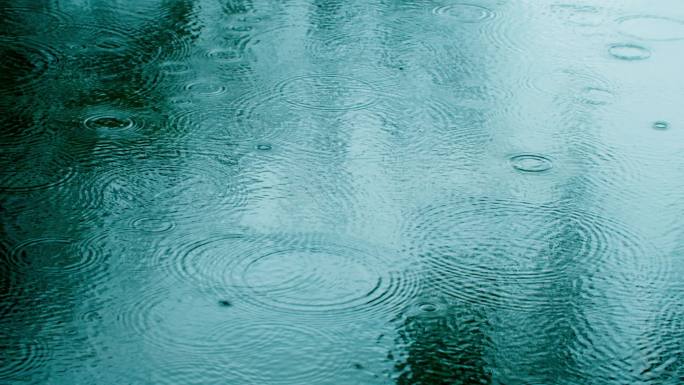 初春的小雨-水面雨滴特写下雨湖面