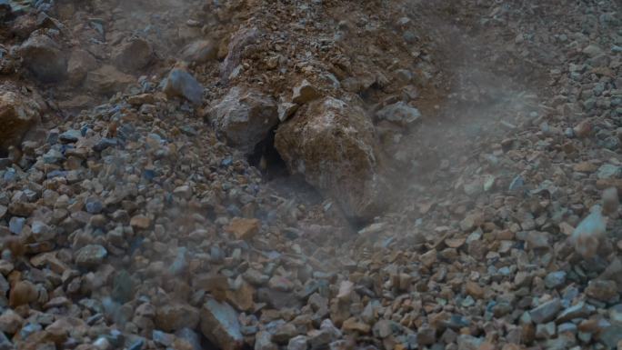 山体滑坡塌方泥石流地震自然灾害巨石滚落土