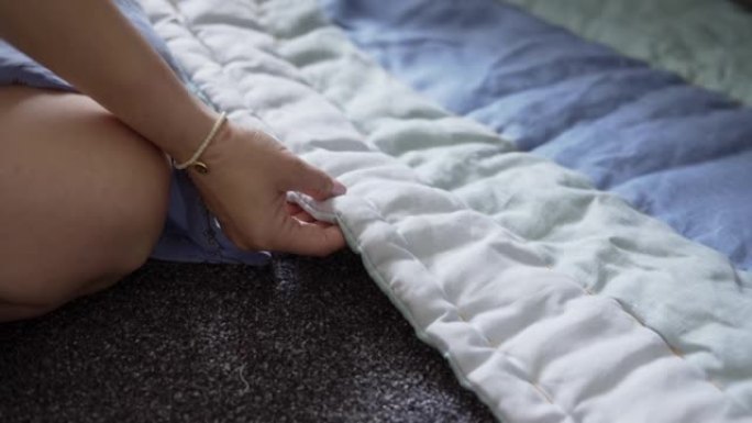 无法识别的女性手触摸柔软，手工制作的毯子