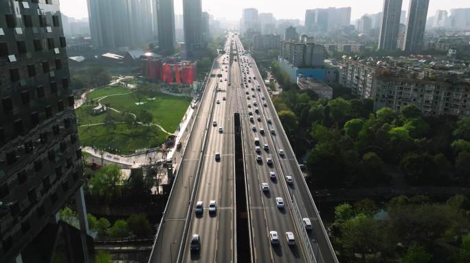 航拍成都高楼下二环路车流交通东湖公园风景