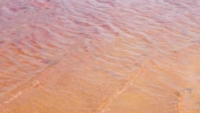 黄铁矿4k视频层上方的红色波浪状水