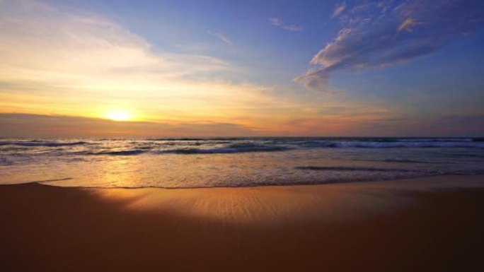 普吉岛海边阳光明媚的夏日白天美丽的沙滩沙滩海浪冲击沙滩自然和旅行概念