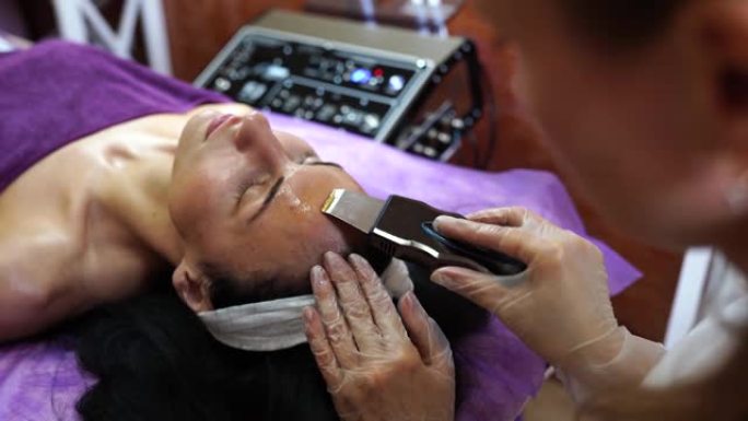 水疗中心女子超声波清洗面部护理