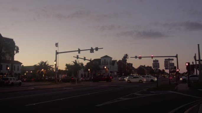 清晨，佛罗里达州圣奥古斯丁的历史国王街。