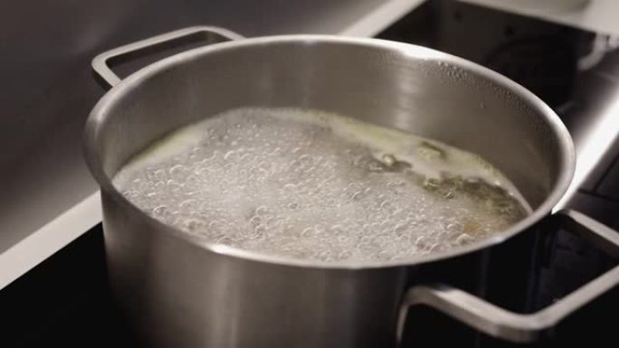 45度意大利面食在45度钢锅中烹饪的一般视图