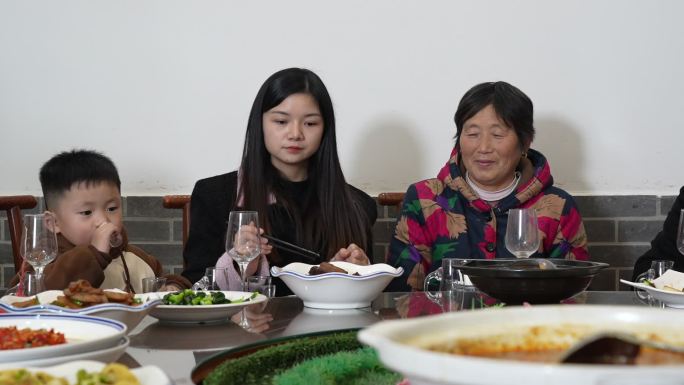 聚餐吃饭 一桌 吃饭 表演节目 家庭聚会