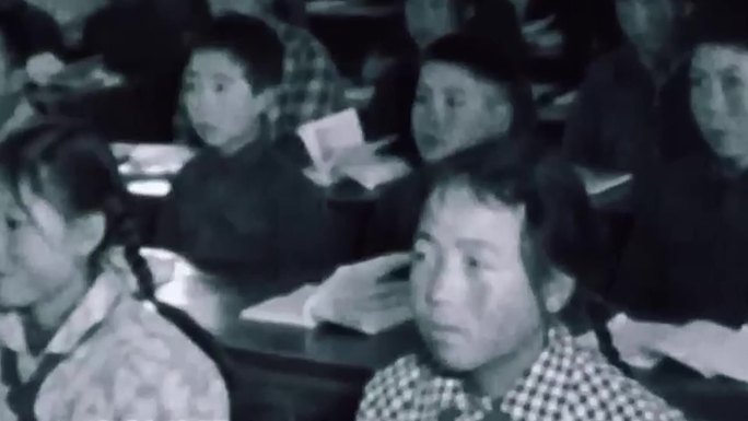 50年代小学生上课听讲回答问题