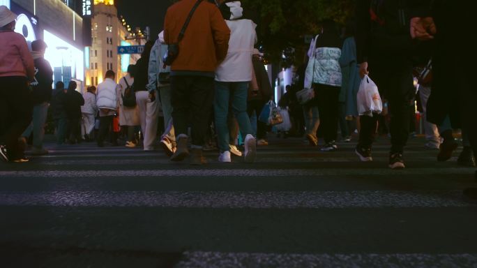 【正版素材】城市夜景斑马线路口人流脚步