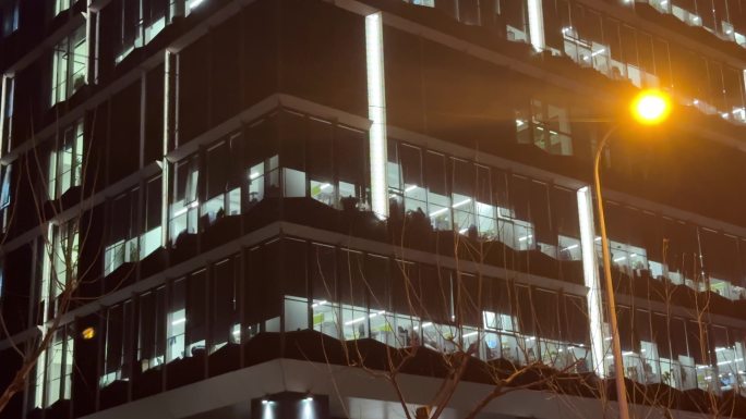 加班深夜灯光亮灯 窗外大楼晚上夜景夜晚